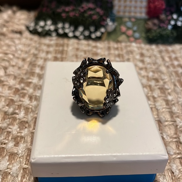 Pale yellow large rhinestone costume statement ring size 9 - Picture 3 of 9